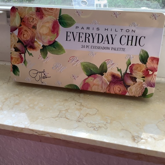 Paris Hilton Other - Paris Hilton Everyday Chic 24 pc. Eyeshadow Palette.